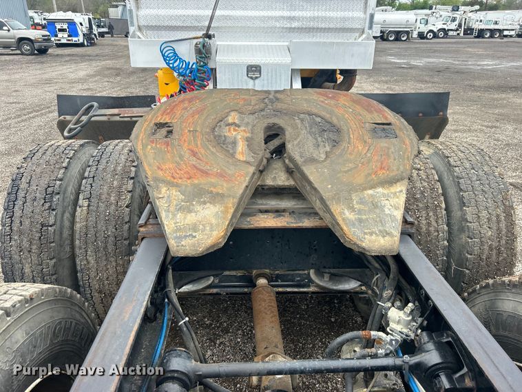 image for item EG1410 2001 Freightliner  FLD semi truck