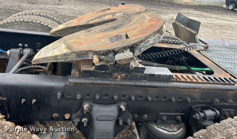 image for item EG1410 2001 Freightliner  FLD semi truck