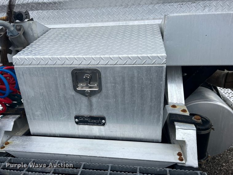 image for item EG1410 2001 Freightliner  FLD semi truck