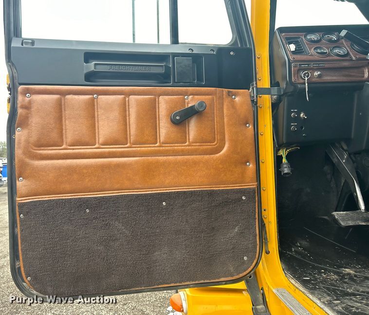 image for item EG1410 2001 Freightliner  FLD semi truck