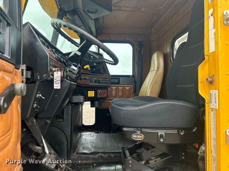 image for item EG1410 2001 Freightliner  FLD semi truck