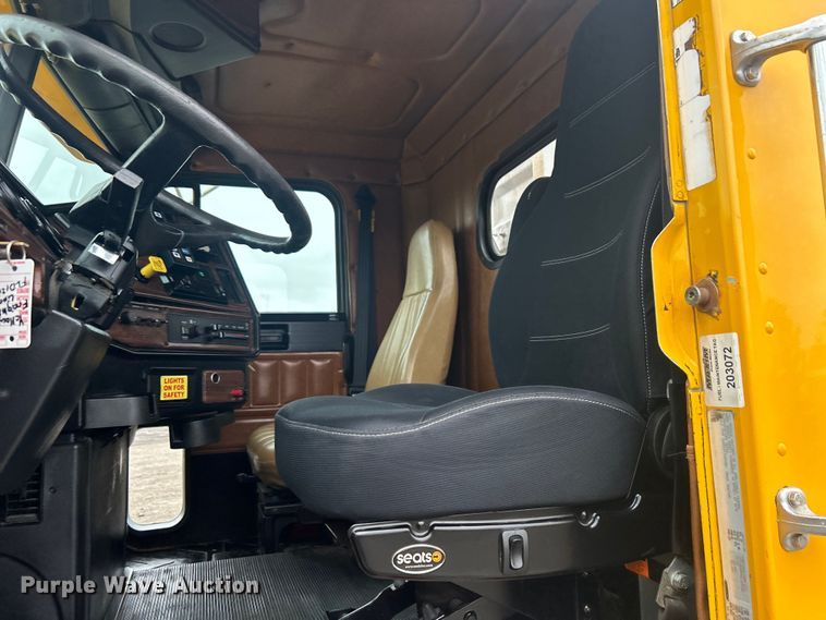 image for item EG1410 2001 Freightliner  FLD semi truck