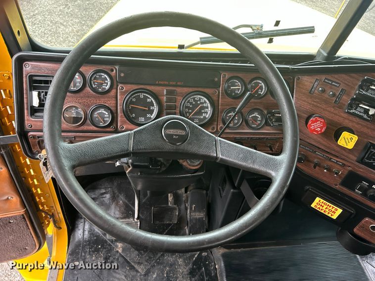 image for item EG1410 2001 Freightliner  FLD semi truck