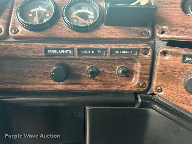 image for item EG1410 2001 Freightliner  FLD semi truck