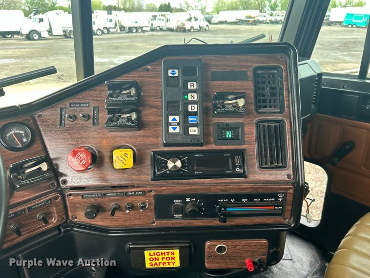 image for item EG1410 2001 Freightliner  FLD semi truck