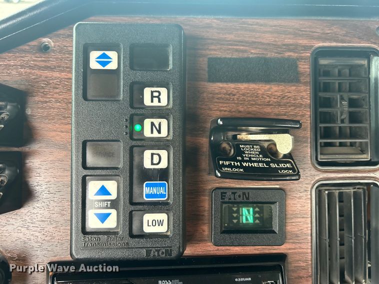 image for item EG1410 2001 Freightliner  FLD semi truck