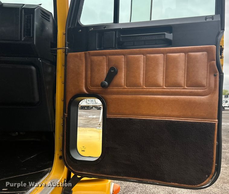 image for item EG1410 2001 Freightliner  FLD semi truck