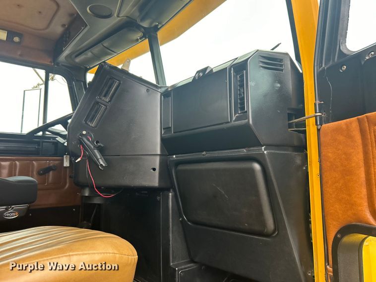 image for item EG1410 2001 Freightliner  FLD semi truck