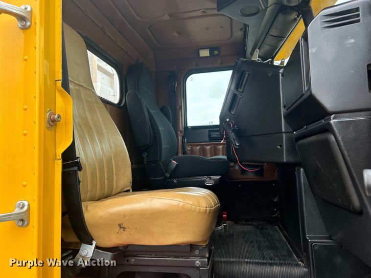 image for item EG1410 2001 Freightliner  FLD semi truck