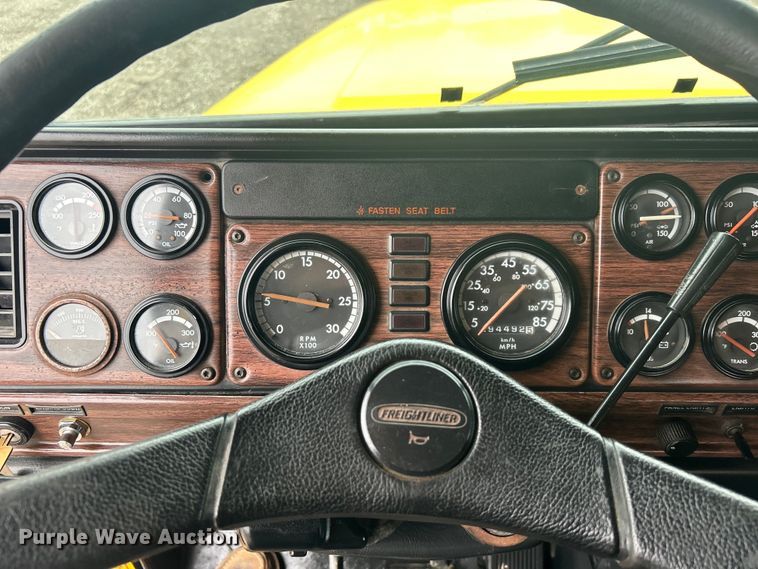 image for item EG1410 2001 Freightliner  FLD semi truck