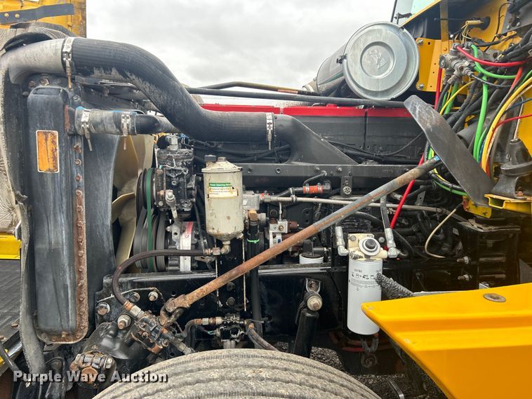 image for item EG1410 2001 Freightliner  FLD semi truck