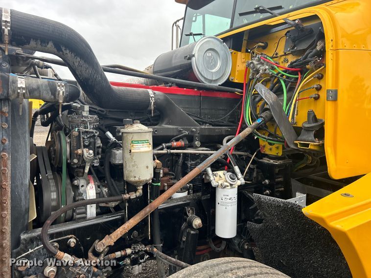 image for item EG1410 2001 Freightliner  FLD semi truck