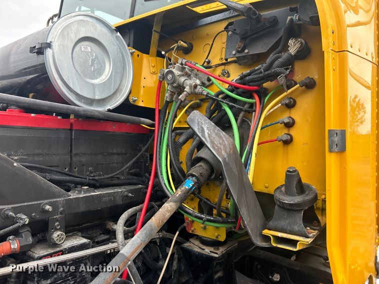 image for item EG1410 2001 Freightliner  FLD semi truck