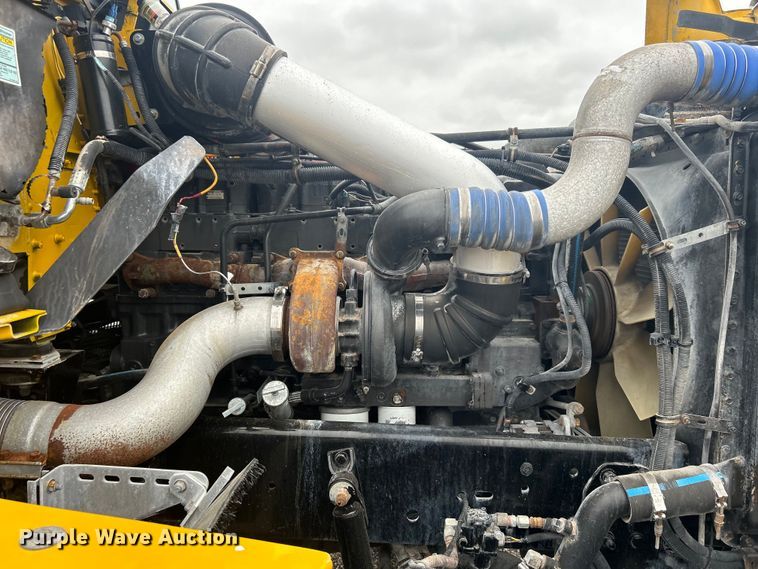 image for item EG1410 2001 Freightliner  FLD semi truck