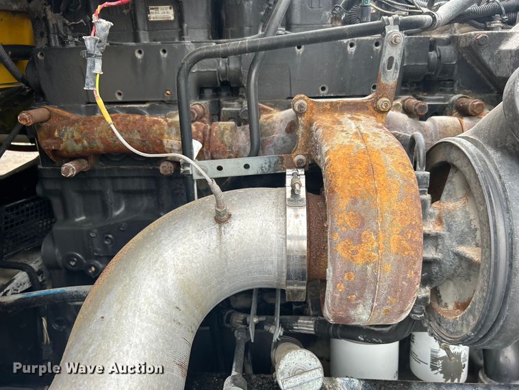 image for item EG1410 2001 Freightliner  FLD semi truck