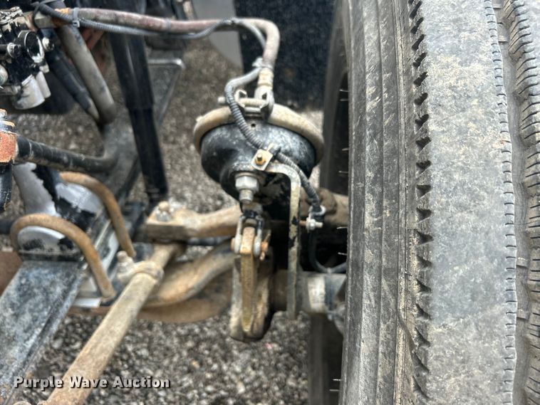 image for item EG1410 2001 Freightliner  FLD semi truck