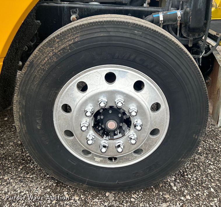 image for item EG1410 2001 Freightliner  FLD semi truck