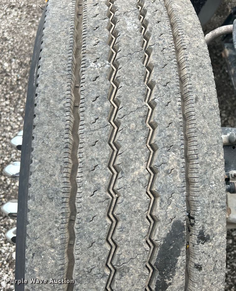 image for item EG1410 2001 Freightliner  FLD semi truck