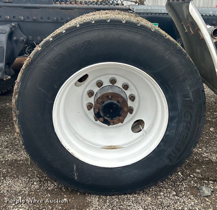 image for item EG1410 2001 Freightliner  FLD semi truck