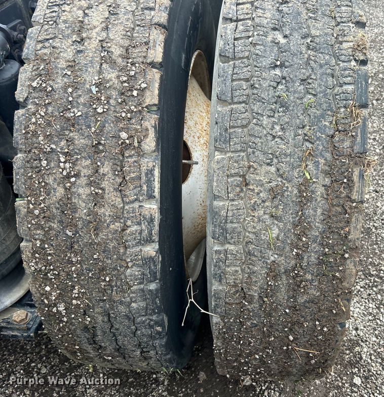 image for item EG1410 2001 Freightliner  FLD semi truck