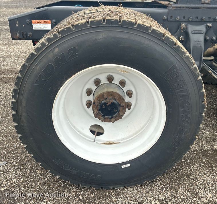 image for item EG1410 2001 Freightliner  FLD semi truck