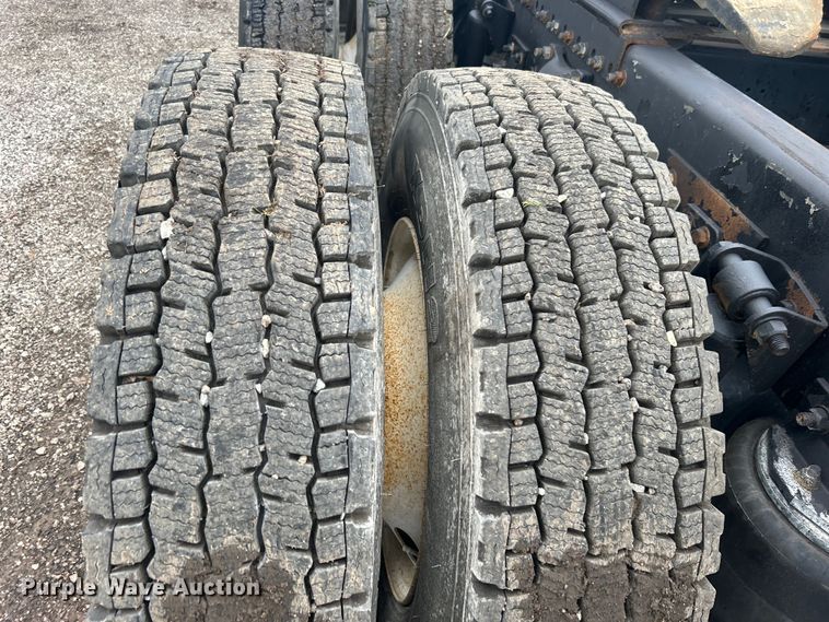 image for item EG1410 2001 Freightliner  FLD semi truck