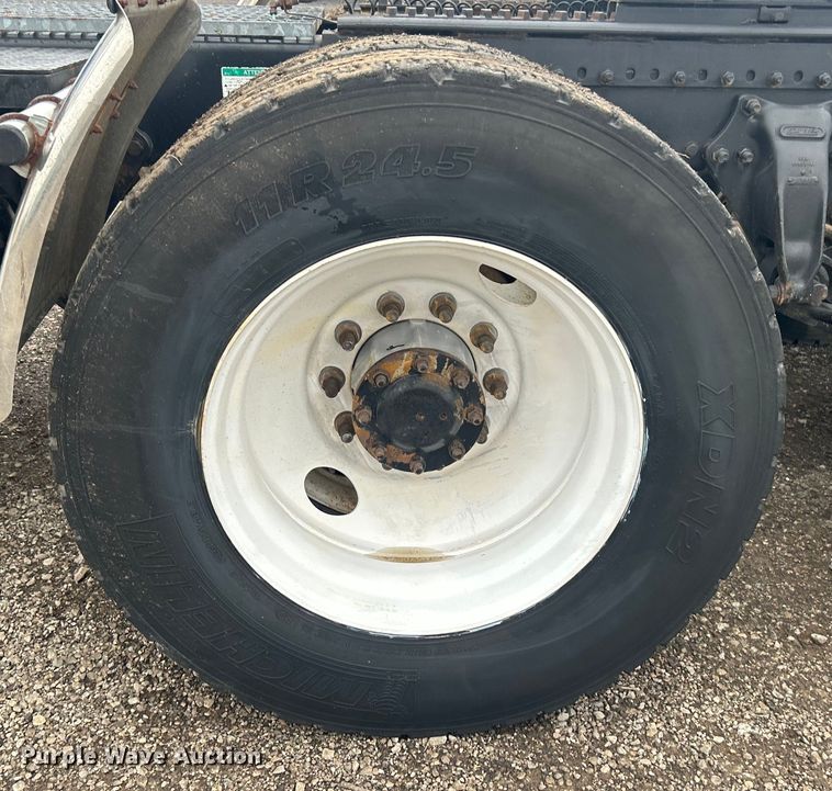 image for item EG1410 2001 Freightliner  FLD semi truck