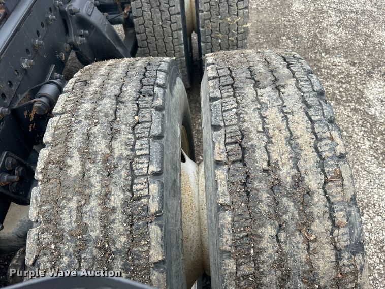 image for item EG1410 2001 Freightliner  FLD semi truck