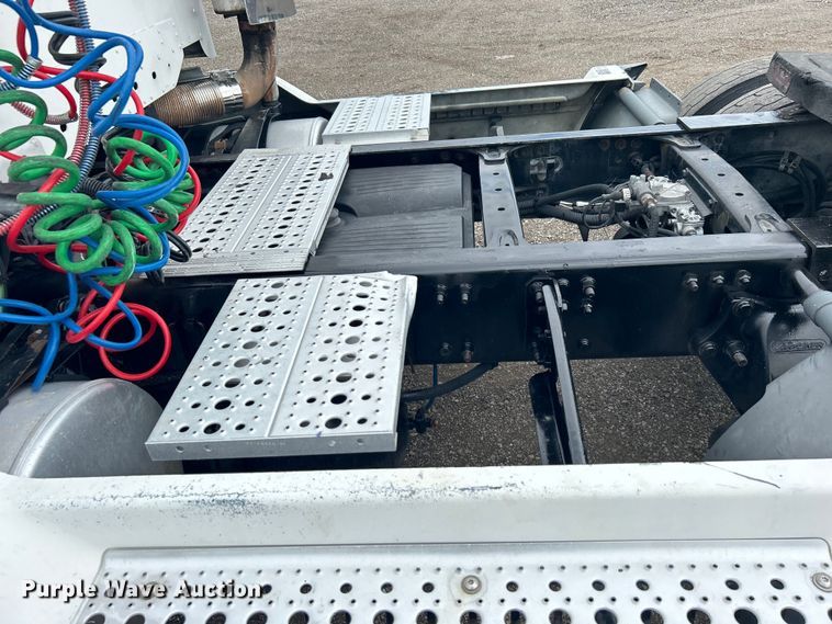 image for item EG1445 2002 Freightliner  Century Class semi truck