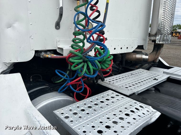 image for item EG1445 2002 Freightliner  Century Class semi truck