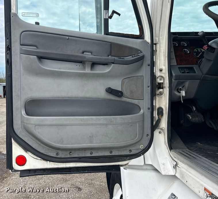 image for item EG1445 2002 Freightliner  Century Class semi truck