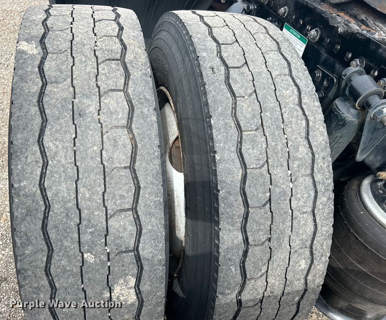 image for item EG1445 2002 Freightliner  Century Class semi truck