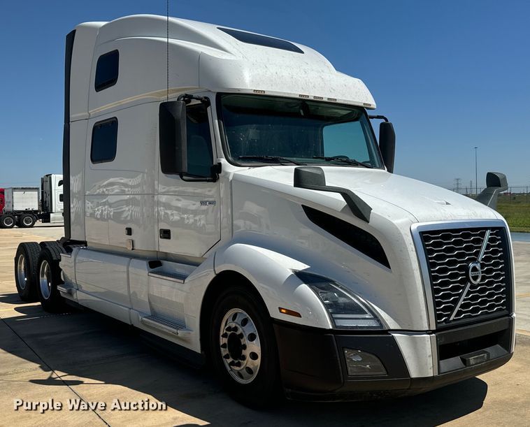 image for item EH3860 2020 Volvo VNL semi truck