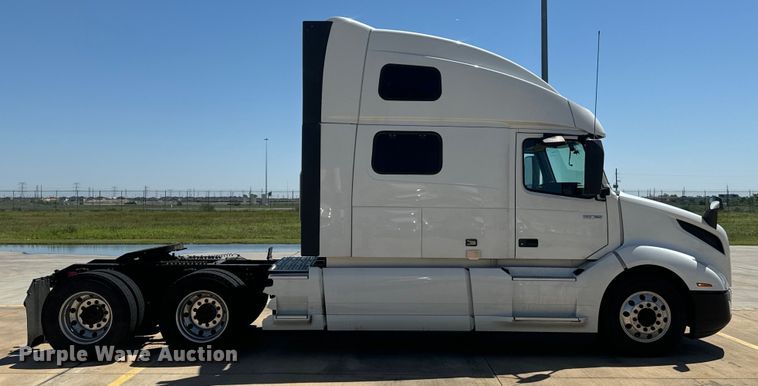 image for item EH3860 2020 Volvo VNL semi truck