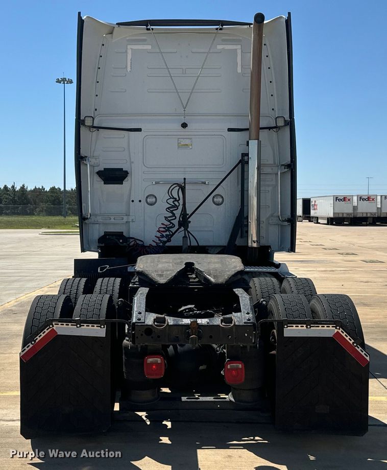 image for item EH3860 2020 Volvo VNL semi truck