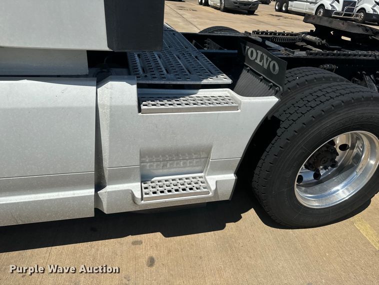 image for item EH3860 2020 Volvo VNL semi truck