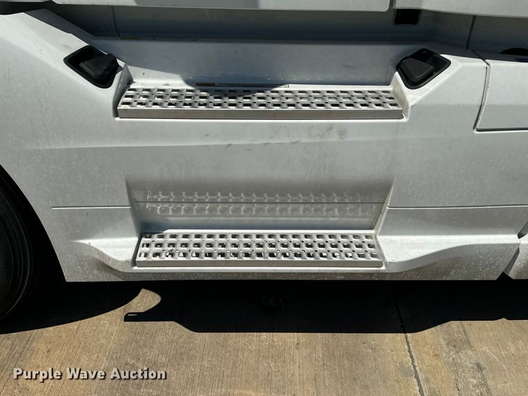 image for item EH3860 2020 Volvo VNL semi truck