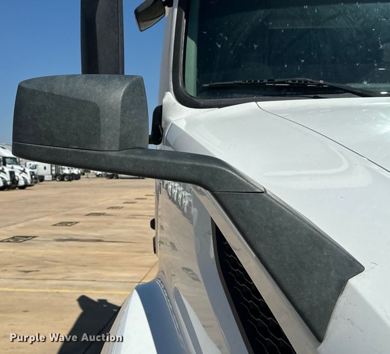 image for item EH3860 2020 Volvo VNL semi truck