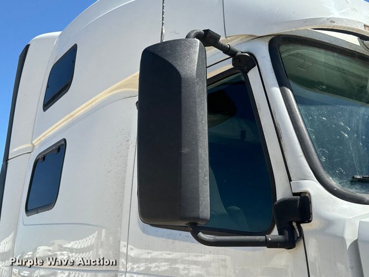 image for item EH3860 2020 Volvo VNL semi truck