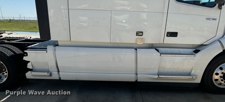 image for item EH3860 2020 Volvo VNL semi truck