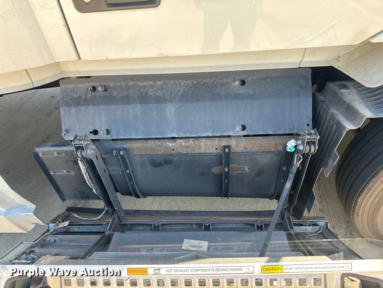 image for item EH3860 2020 Volvo VNL semi truck