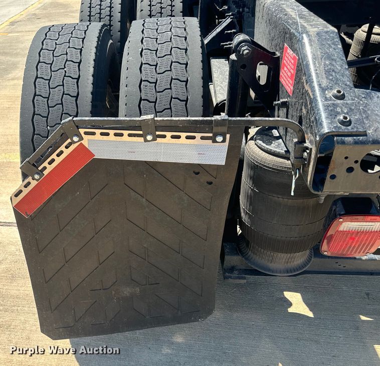 image for item EH3860 2020 Volvo VNL semi truck