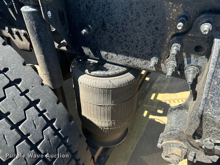 image for item EH3860 2020 Volvo VNL semi truck