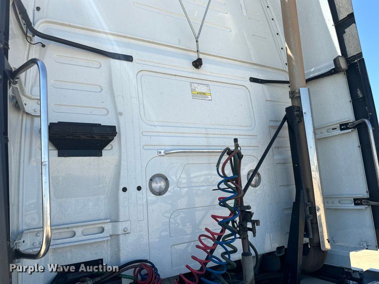 image for item EH3860 2020 Volvo VNL semi truck