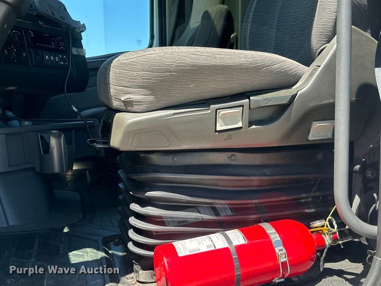 image for item EH3860 2020 Volvo VNL semi truck