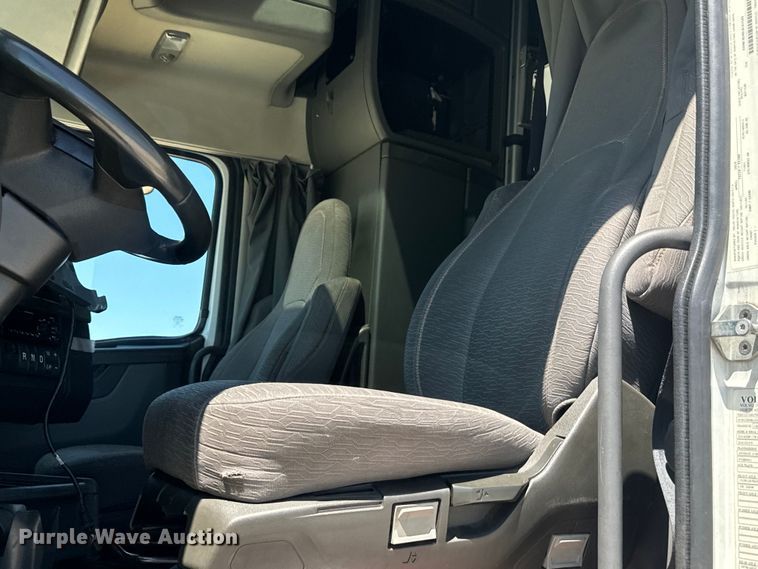 image for item EH3860 2020 Volvo VNL semi truck