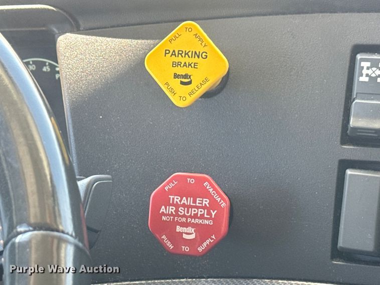 image for item EH3860 2020 Volvo VNL semi truck