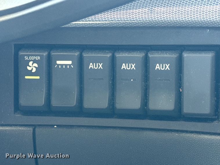 image for item EH3860 2020 Volvo VNL semi truck