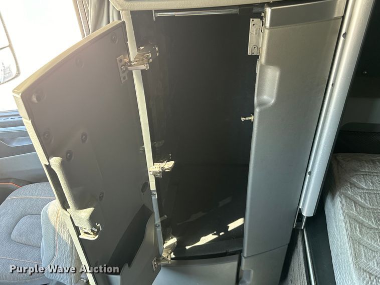 image for item EH3860 2020 Volvo VNL semi truck