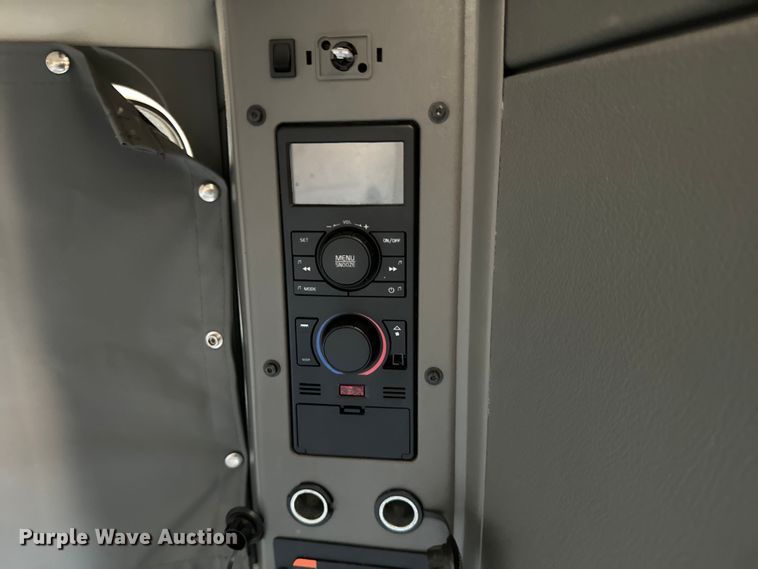 image for item EH3860 2020 Volvo VNL semi truck